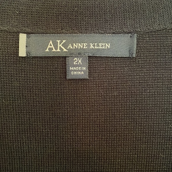 Anne Klein button down sweater with front pockets. - Picture 2 of 6